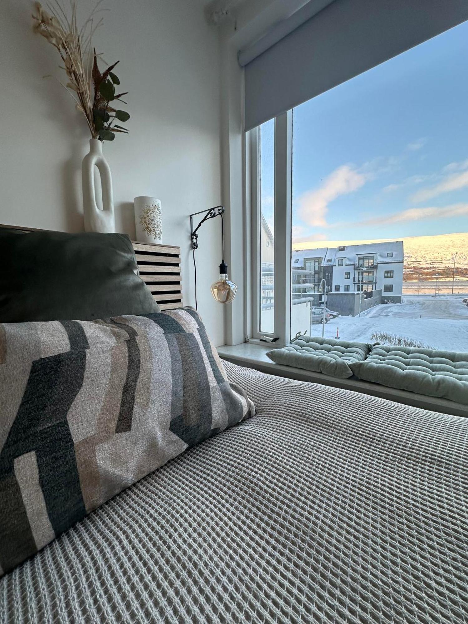 Charming Deluxe Apartment Акурейрі Екстер'єр фото